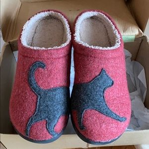 Women’s LLbean cat slippers
